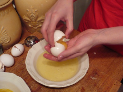 how to separate an egg - hand method #1