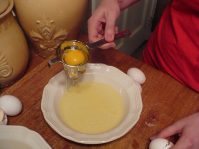 how to separate an egg with an egg separator